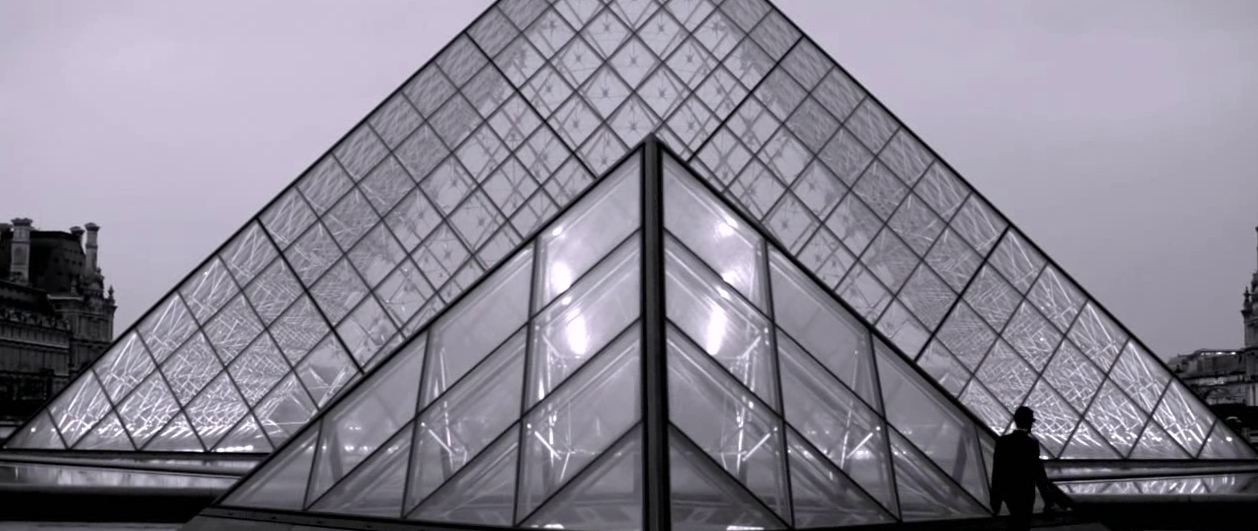 la pyramide du louvre dans FLO